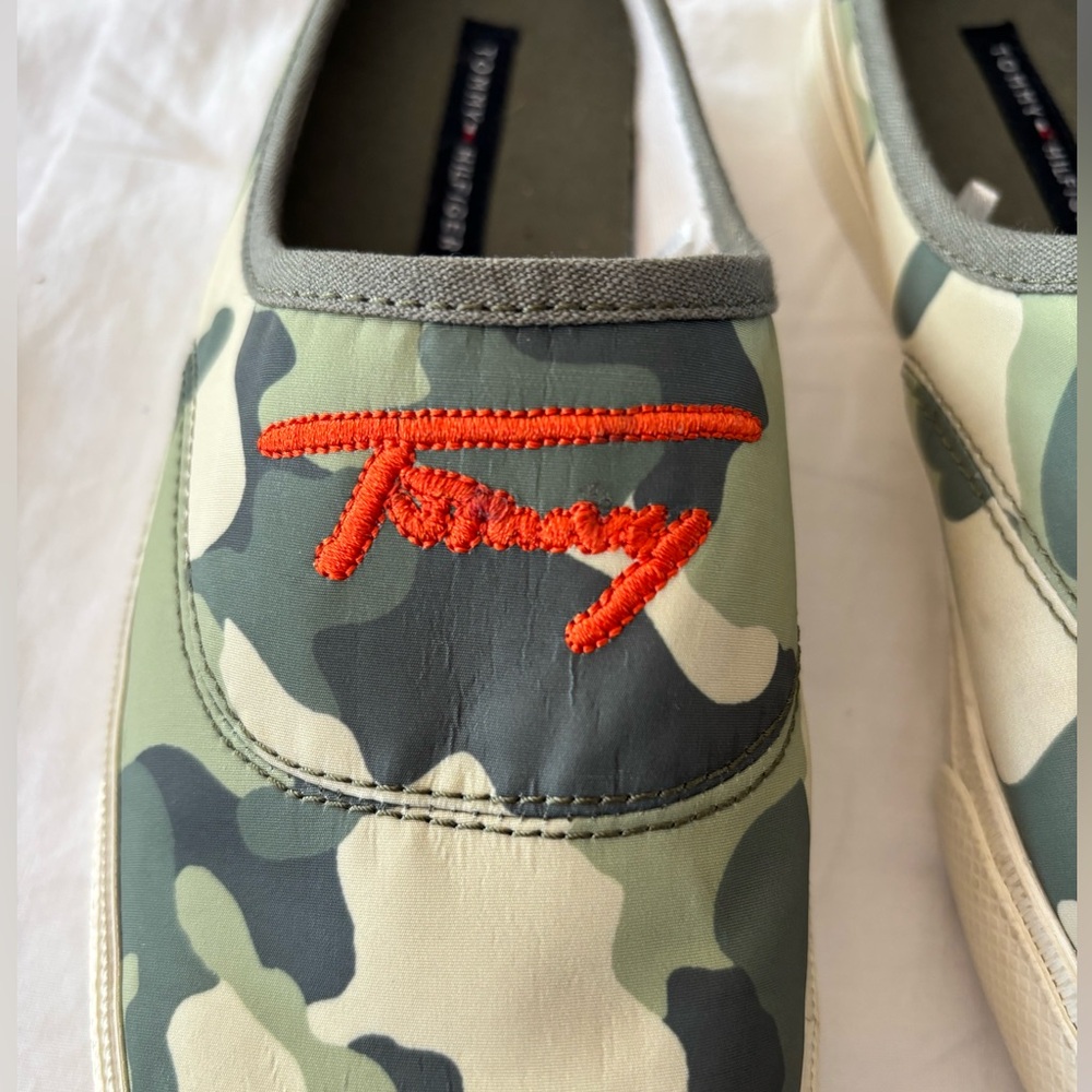 Tommy Hilfiger camo slide on‎ shoes. Nylon canvas write orange embroidered logo. - Picture 2 of 8